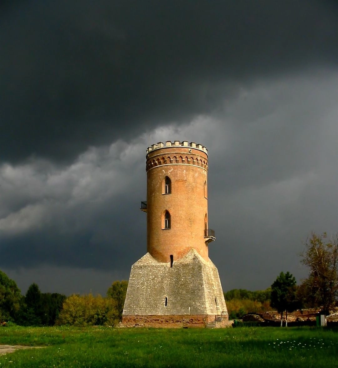 Wieża Chindia w Târgoviște w Rumunii pod ciemnymi burzowymi chmurami