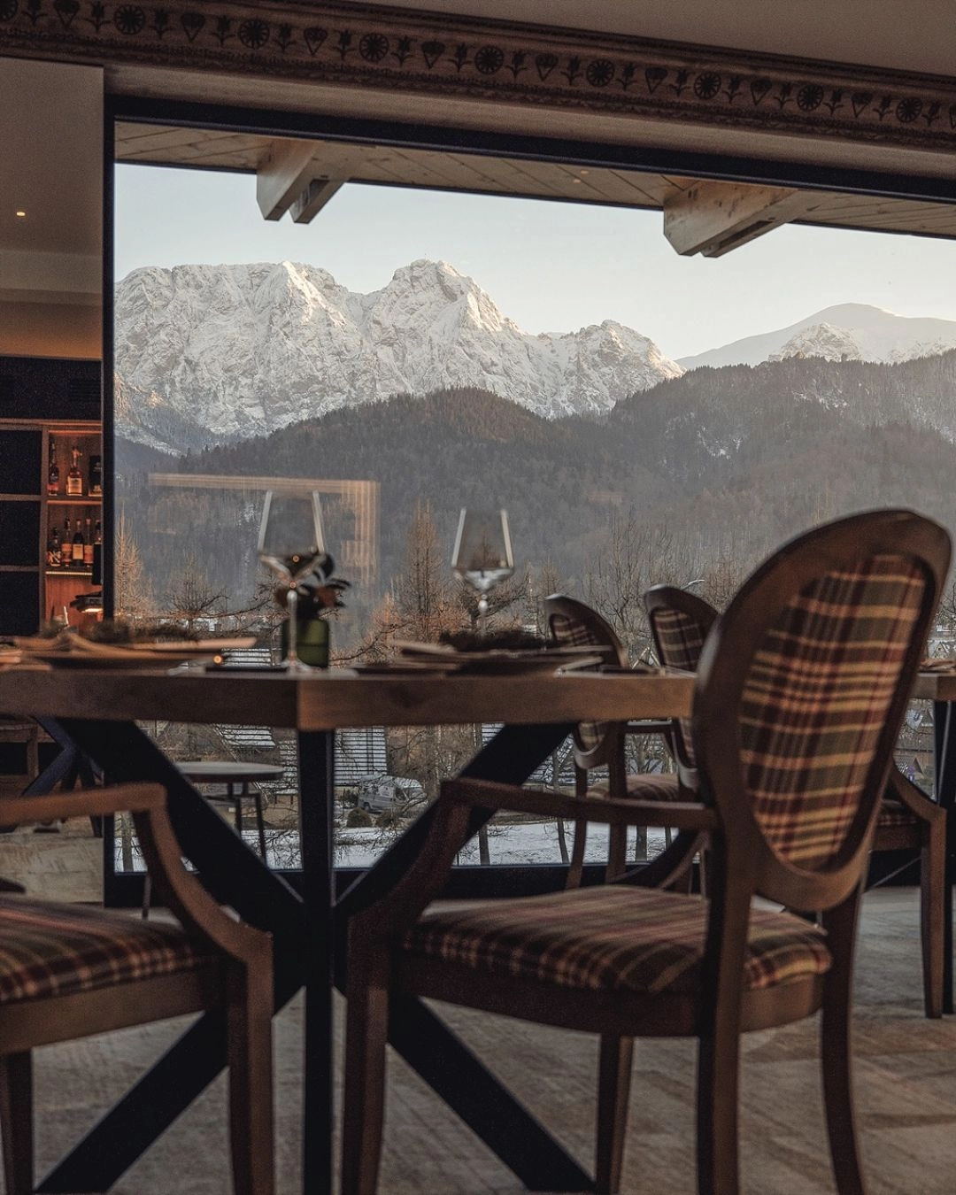 Wnętrze restauracji Giewont w Kościelisku z widokiem na ośnieżone Tatry