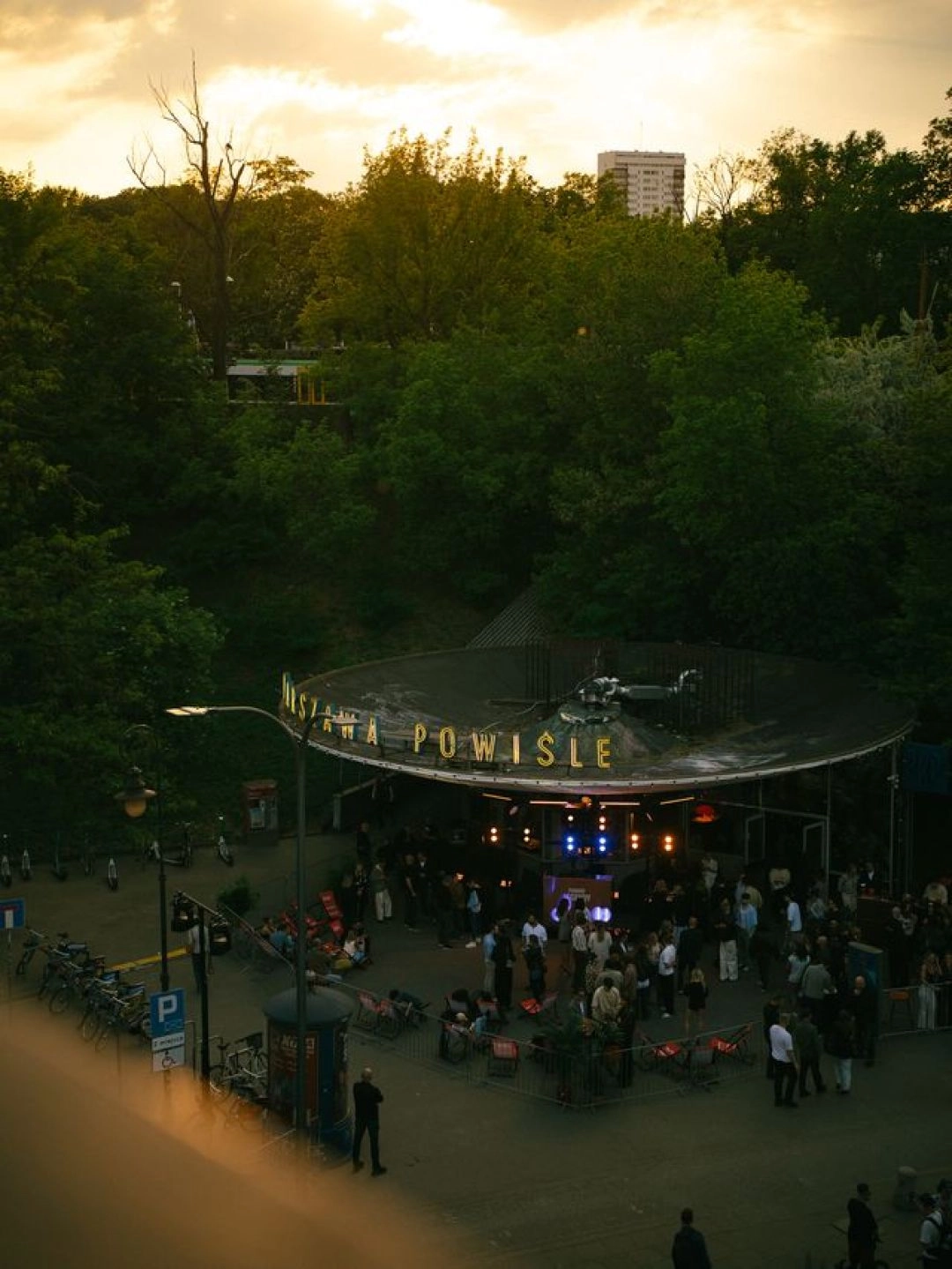 Warszawa Powiśle z góry podczas wieczornego wydarzenia, wokół pawilonu zgromadzeni goście