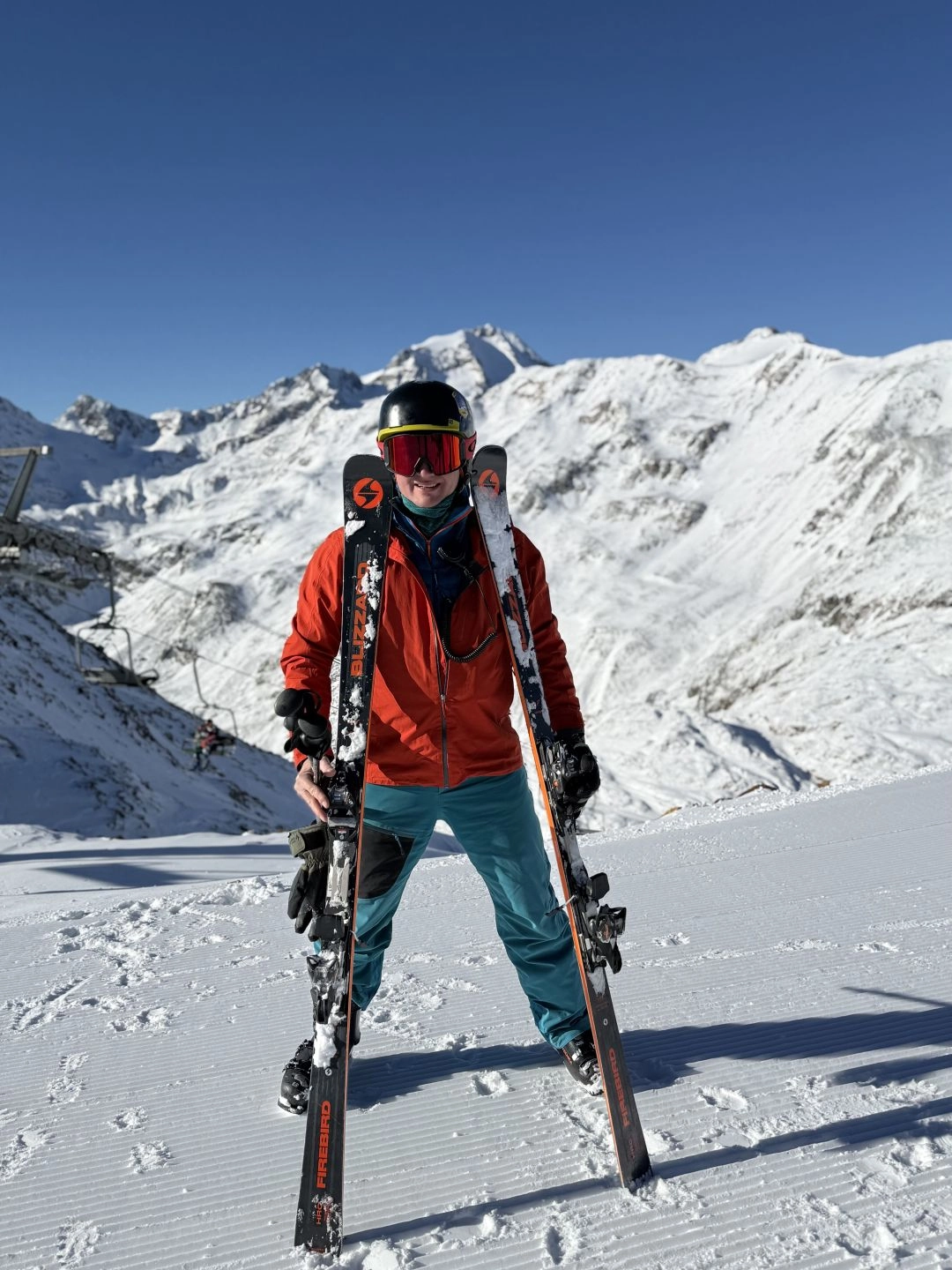 Narciarz na trasie lodowca Maso Corto w Val Senales z widokiem na ośnieżone alpejskie szczyty.