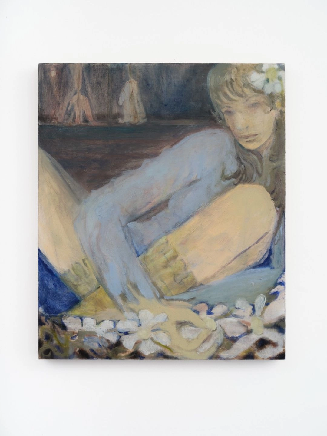 Obraz przedstawiający siedzącą młodą kobietę o pastelowych barwach, otoczoną białymi stokrotkami, w nastrojowej, płynnej kompozycji.