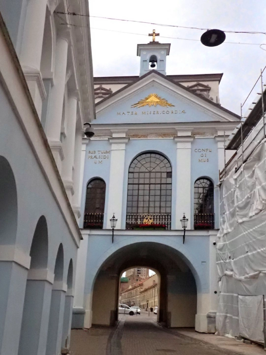 Ostra Brama w Wilnie od strony Starego Miasta, zabytkowa brama z kaplicą Matki Boskiej Ostrobramskiej.