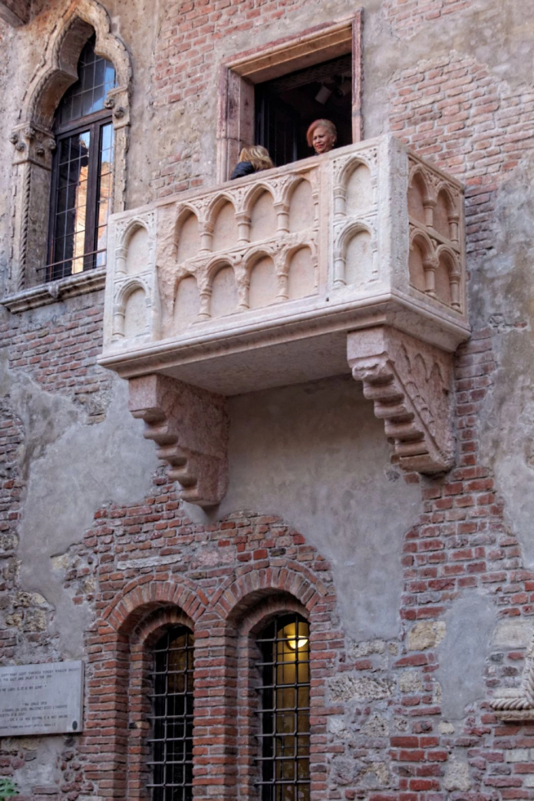 Kamienny balkon Julii na ceglanej fasadzie domu Kapuletich w Weronie.