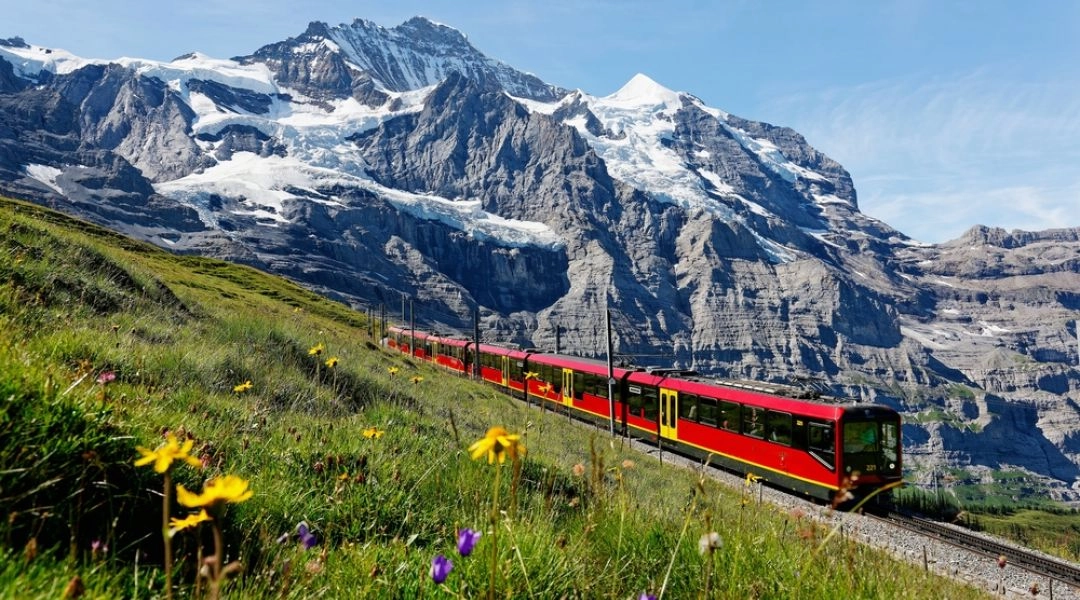 Pociąg panoramiczny Jungfraubahn jadący w kierunku Jungfraujoch w Alpach Berneńskich