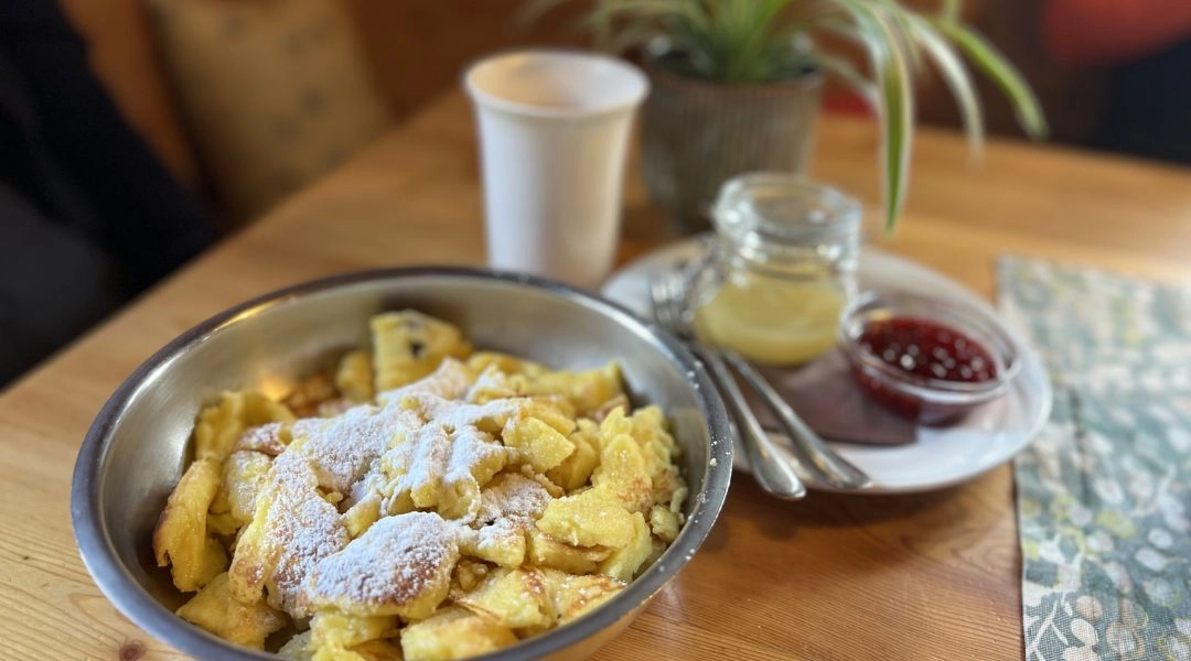 Kaiserschmarrn podawany w tyrolskiej restauracji w Innsbrucku.