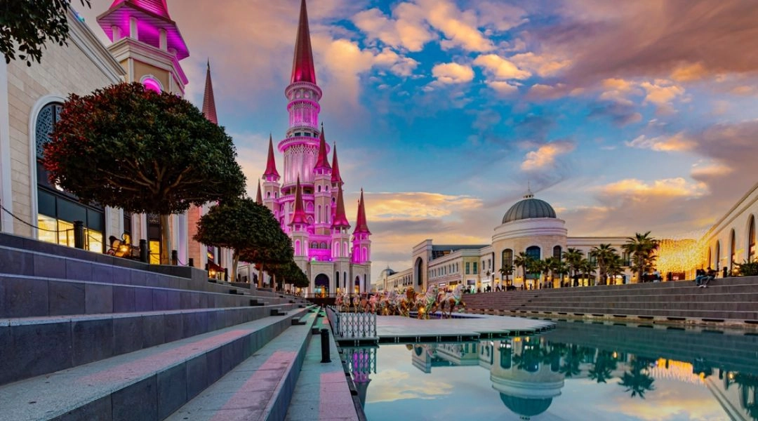 Turecki park rozrywki z zamkową architekturą i kanałem w Antalyi.