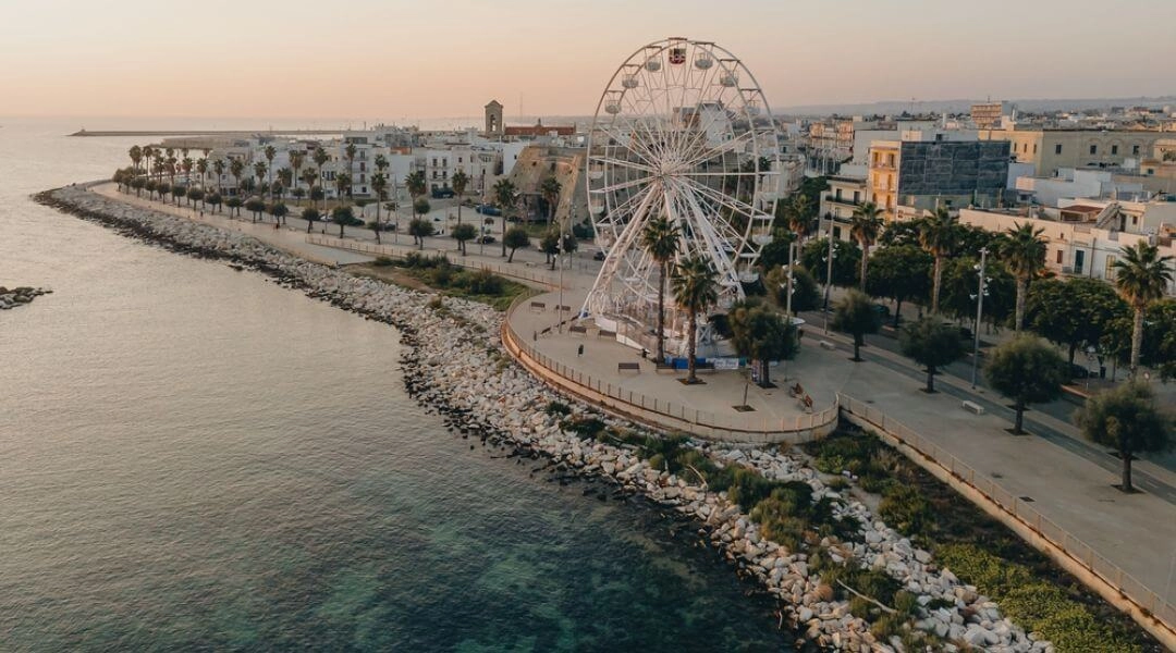 Nabrzeże Bari z kołem widokowym i promenadą nad Adriatykiem