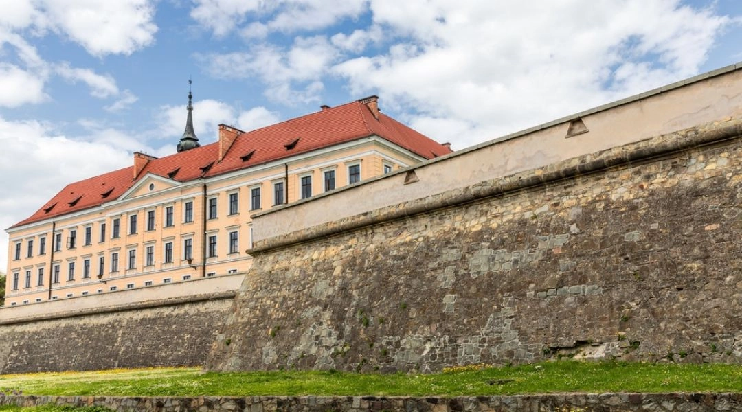 Zamek Lubomirskich w Rzeszowie z masywnymi murami obronnymi i jasną fasadą budynku.