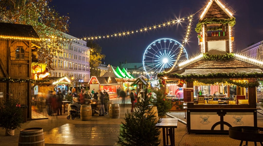 Jarmark bożonarodzeniowy Poznań 2025, wieczorne iluminacje i diabelski młyn na Placu Wolności.