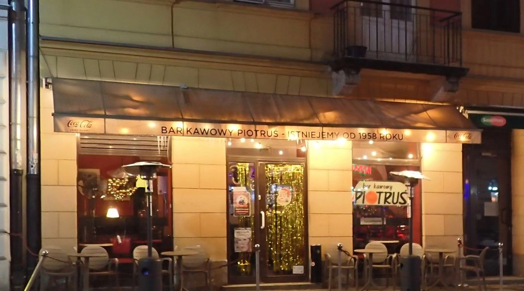 Bar Kawowy Piotruś przy Nowym Świecie w Warszawie, legendarny lokal z tanim piwem w centrum