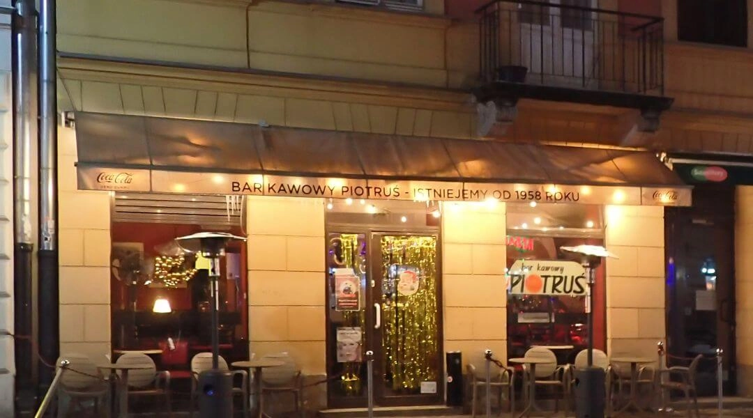 Bar Kawowy Piotruś przy Nowym Świecie w Warszawie, legendarny lokal z tanim piwem w centrum