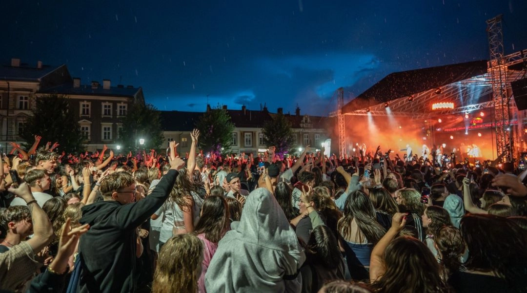 Tłum publiczności podczas wieczornego koncertu plenerowego na rynku w Bielsku-Białej.