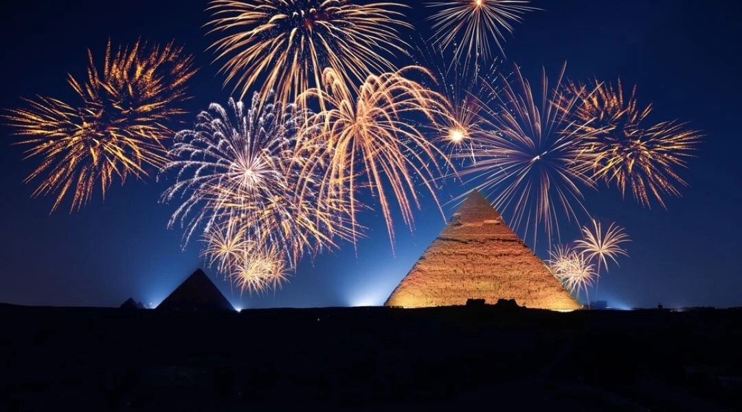 Fajerwerki nad piramidami w Gizie podczas nocy sylwestrowej.