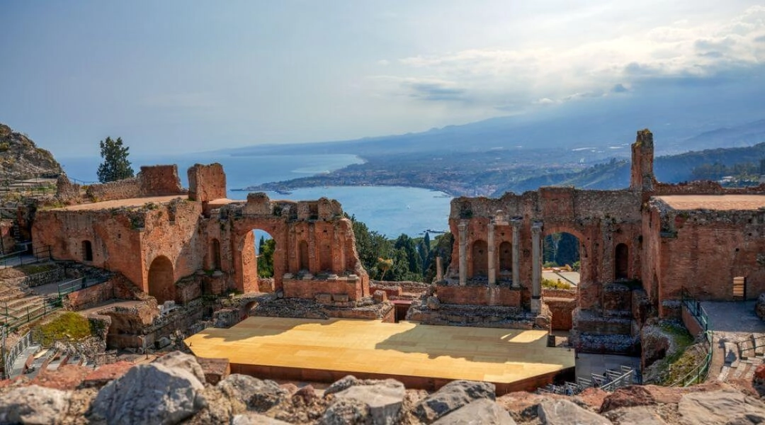 Taormina została zbudowana wysoko nad morzem, żeby nie bać się piratów. Dziś jej położenie sprawia, że każde spojrzenie jest kadrem.