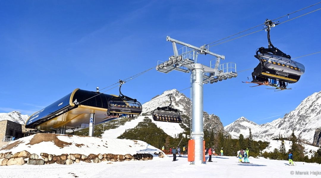 Górna stacja nowej kolejki w Štrbskim Plesie na Medvediej Horze, Tatry Wysokie zimą