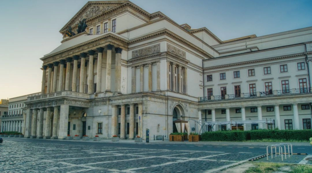 Fasada Teatru Wielkiego w Warszawie z kolumnadą i placem przed budynkiem
