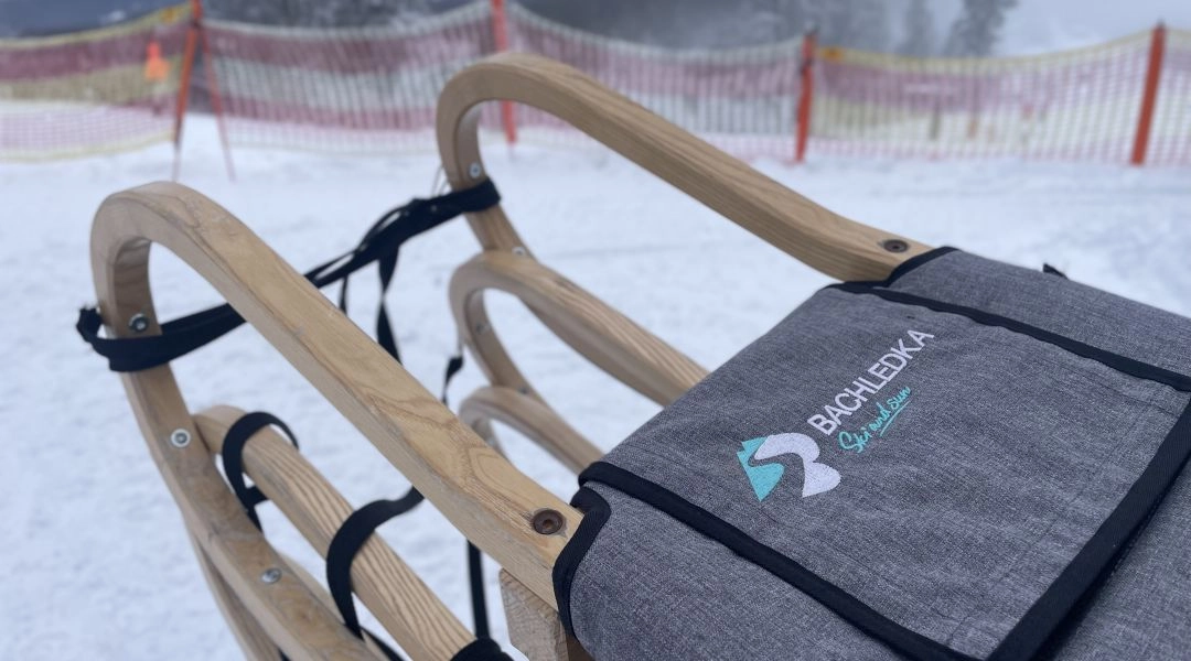 Drewniane sanki na trasie saneczkowej w ośrodku Bachledka Ski & Sun zimą.