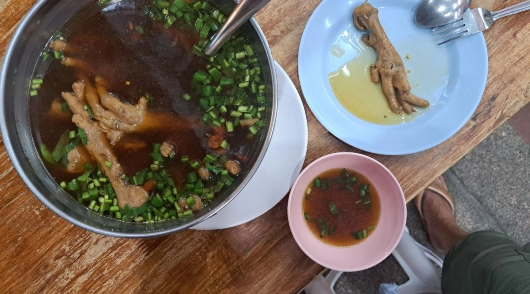 Tajska zupa z kurzych łapek, tradycyjna kuchnia północnej Tajlandii.