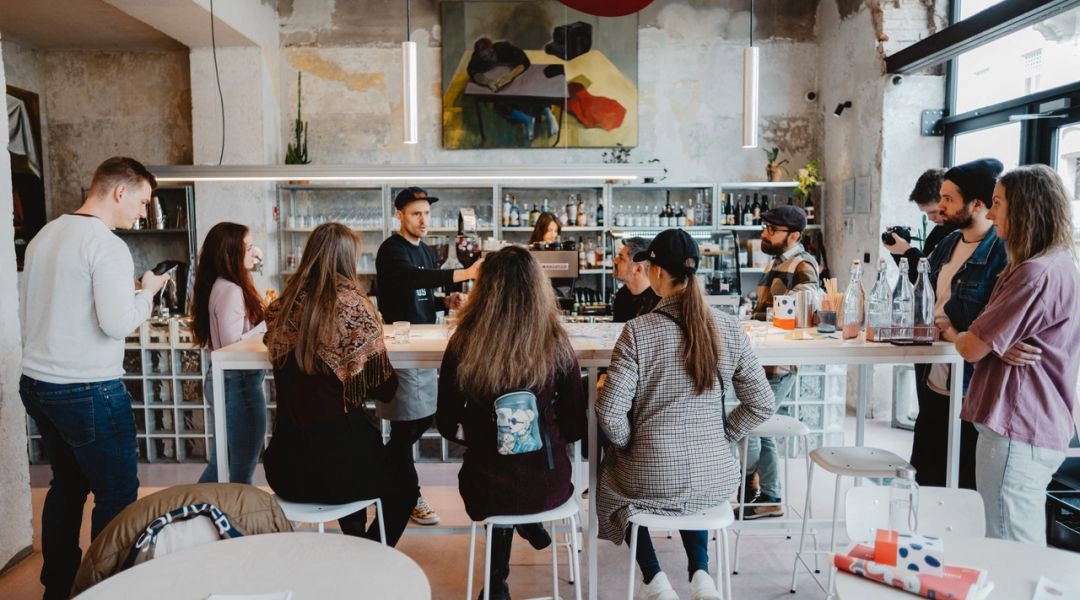Uczestnicy Coffee Tour podczas spotkania z baristą w kawiarni Výklad w Bańskiej Bystrzycy.