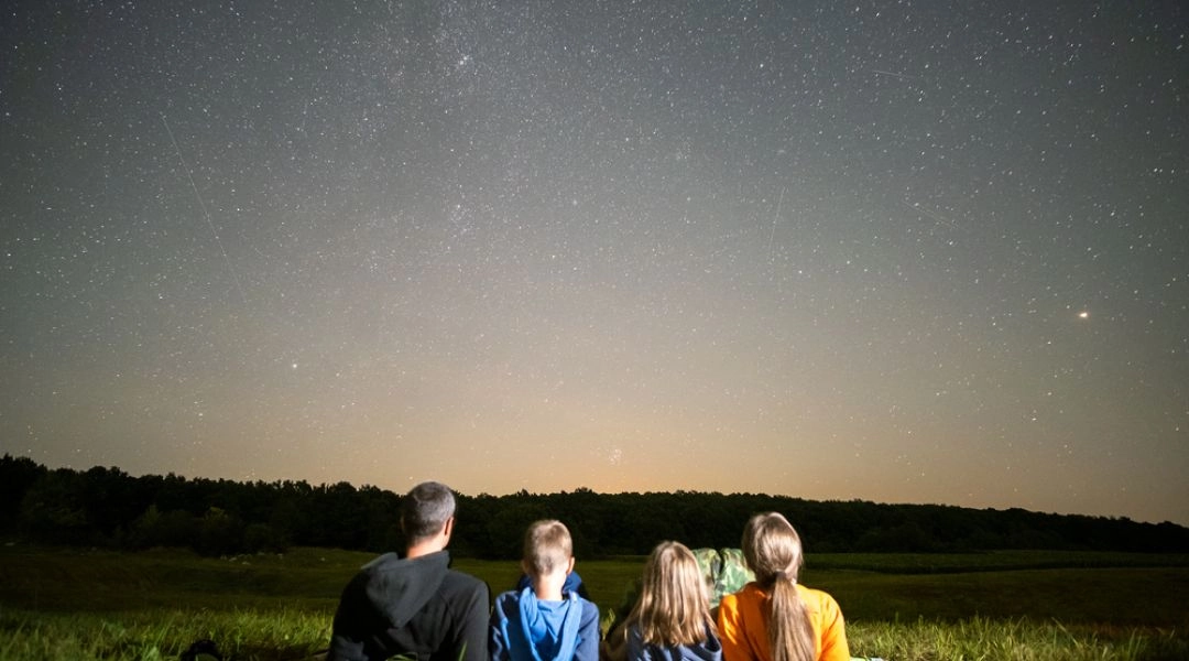 Rodzina oglądająca noc perseidów