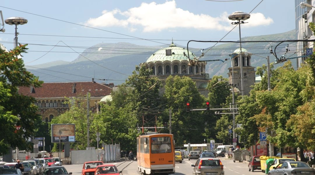 Widok na centrum Sofii z tramwajem i cerkwią św. Niedzieli na tle gór Witosza