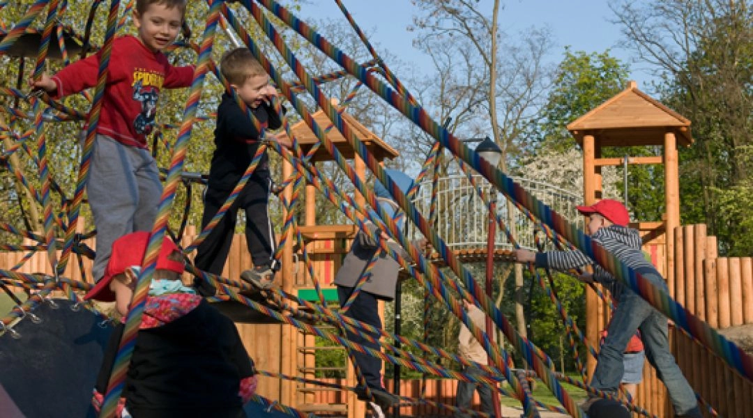 Dzieci bawią się na dużym linarium na placu zabaw przy Forcie Bema na Bemowie w Warszawie.