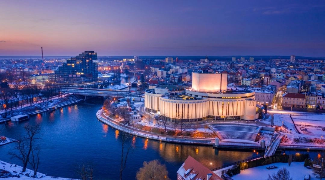 Opera Nova w Bydgoszczy nad Brdą, wieczorny widok z lotu ptaka
