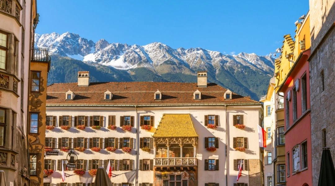 Złoty Dach w Innsbrucku na tle alpejskich gór.