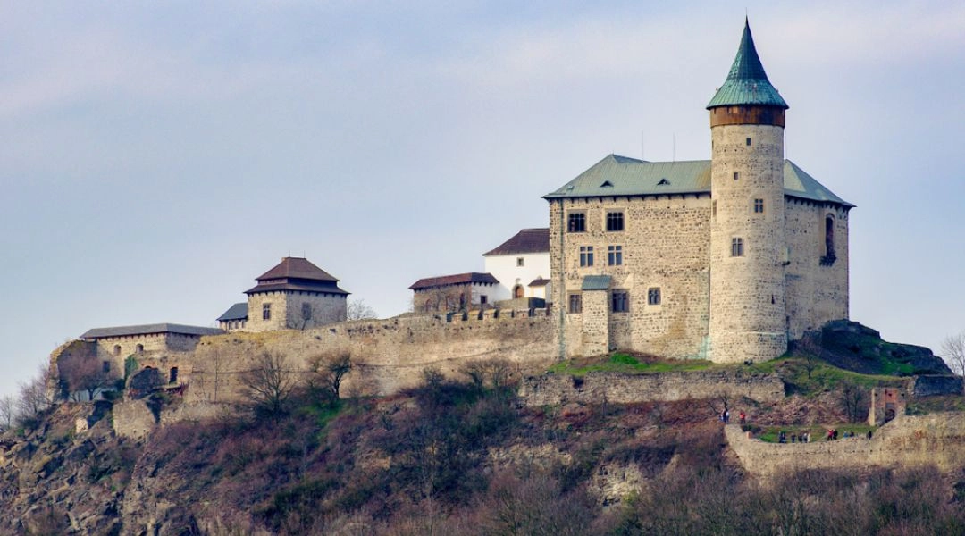 Zamek Kunětická hora położony na wzgórzu niedaleko Pardubic.