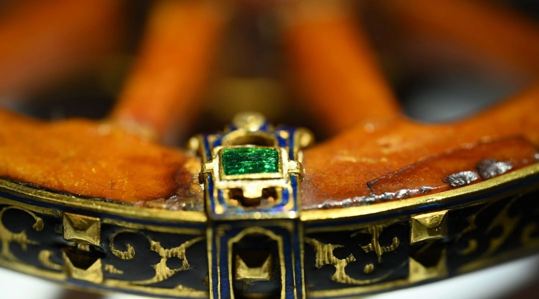 Dekoracyjne elementy koła bursztynowej armatki z XVII wieku z kamieniami i złotymi zdobieniami