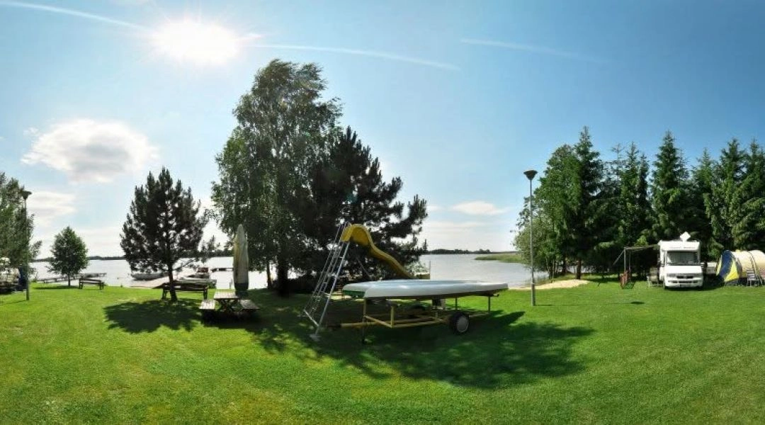 Camping KamA nad jeziorem Tałty na Mazurach – pole dla kamperów i namiotów