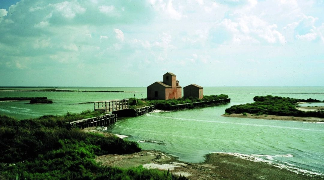 Laguna Valli di Comacchio z niewielkim budynkiem na wodzie w regionie Emilia-Romania.