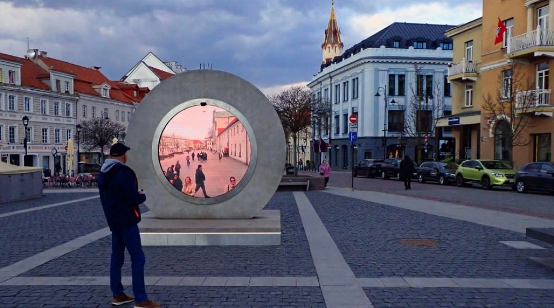 Nowoczesna instalacja artystyczna w centrum Wilna, miejska przestrzeń z widokiem na zabytkową zabudowę.