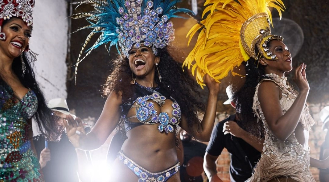 Tancerki samby w kolorowych pióropuszach podczas karnawału w Rio de Janeiro, afrobrazylijskie tradycje taneczne.