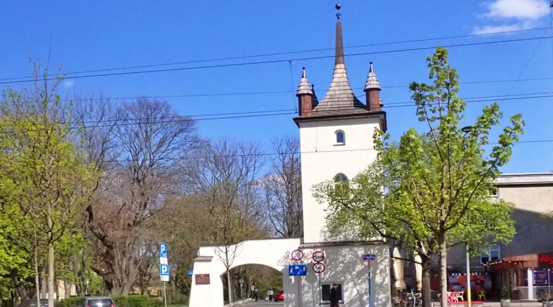 Domek Gotycki przy parku Morskie Oko w Warszawie, widoczny od strony ulicy Puławskiej.