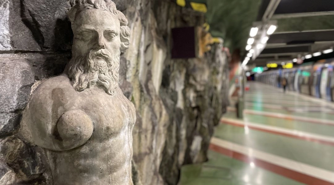 Kamienna rzeźba mężczyzny na ścianie stacji Kungsträdgården w sztokholmskim metrze.