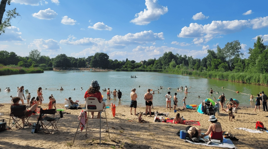 Strzeżone kąpielisko na Gliniankach w Zielonce z piaszczystą plażą, ratownikiem i wydzieloną bojami strefą kąpieli.