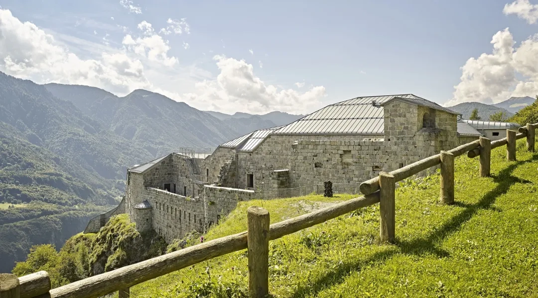 Kamienny Fort Corno na zboczu góry w dolinie Valle del Chiese w Trentino