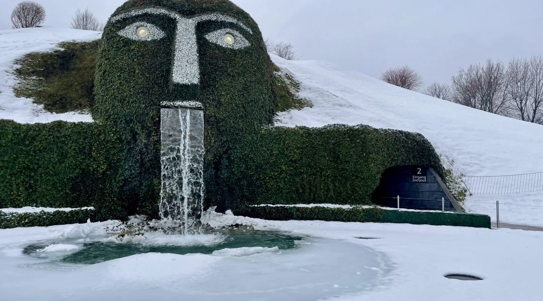 Swarovski Kristallwelten w Wattens zimą, rzeźba Głowy Giganta z wodospadem przed wejściem do muzeum