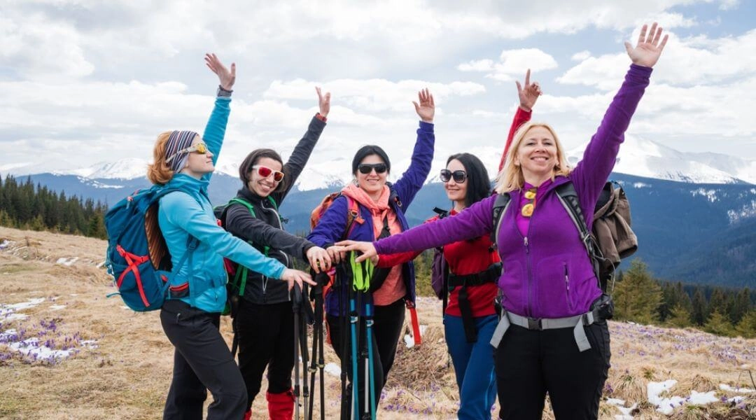 Kobiety uprawiające nordic walking