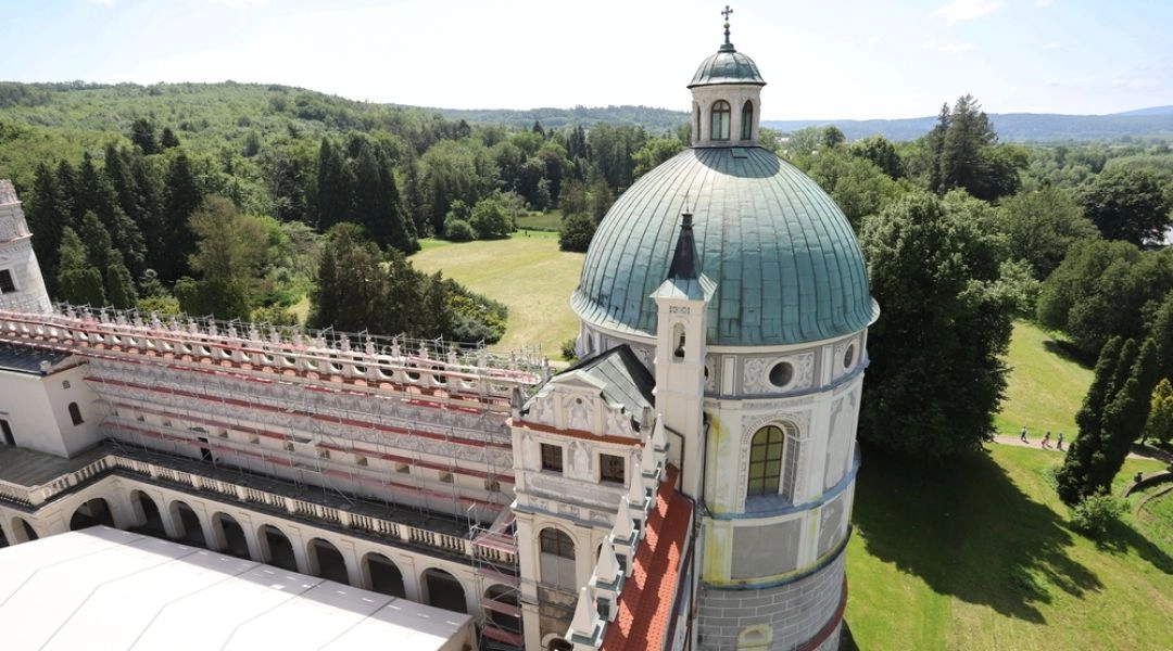Kopuła i fragment dziedzińca Zamku w Krasiczynie z widokiem na park i otaczającą zieleń.