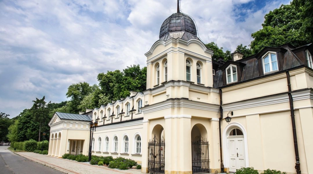Zabytkowy budynek uzdrowiskowy w Nałęczowie przy Parku Zdrojowym.