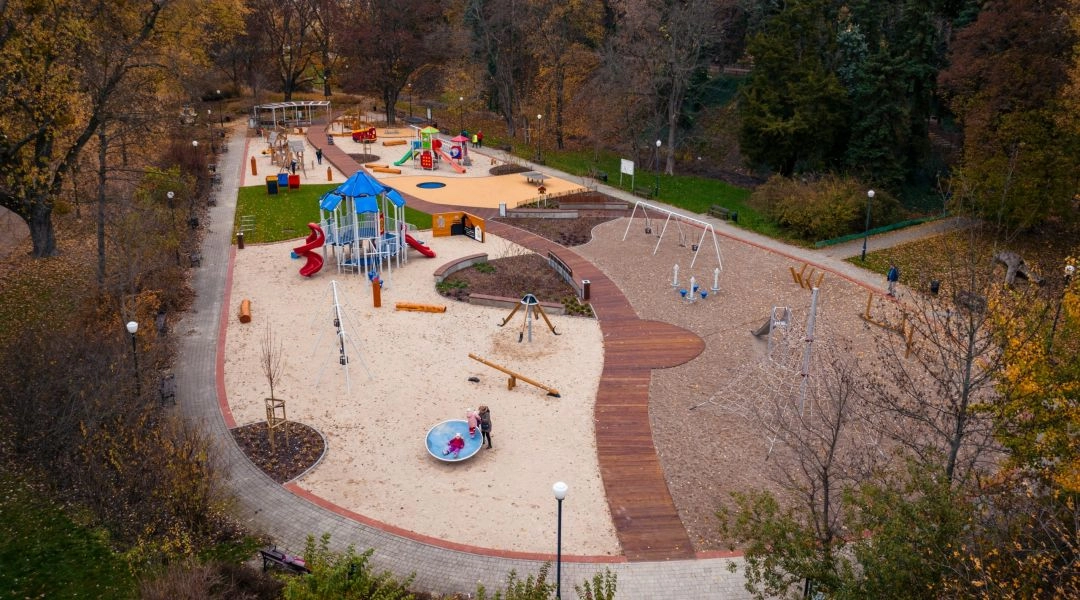 Plac zabaw w Parku imienia Stefana Żeromskiego na Żoliborzu widziany z góry.