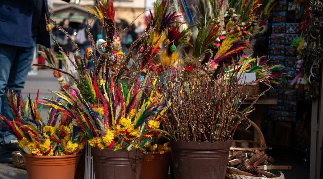 Palmy wielkanocne kolorowe tradycyjne rękodzieło jarmark wielkanocny Polska
