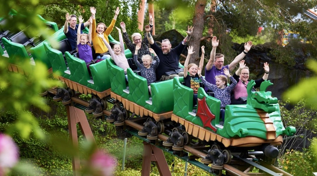 Rodziny jadą kolejką górską w Legolandzie w Billund