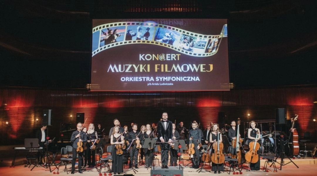 Koncert muzyki filmowej z orkiestrą symfoniczną na scenie podczas walentynkowego wieczoru