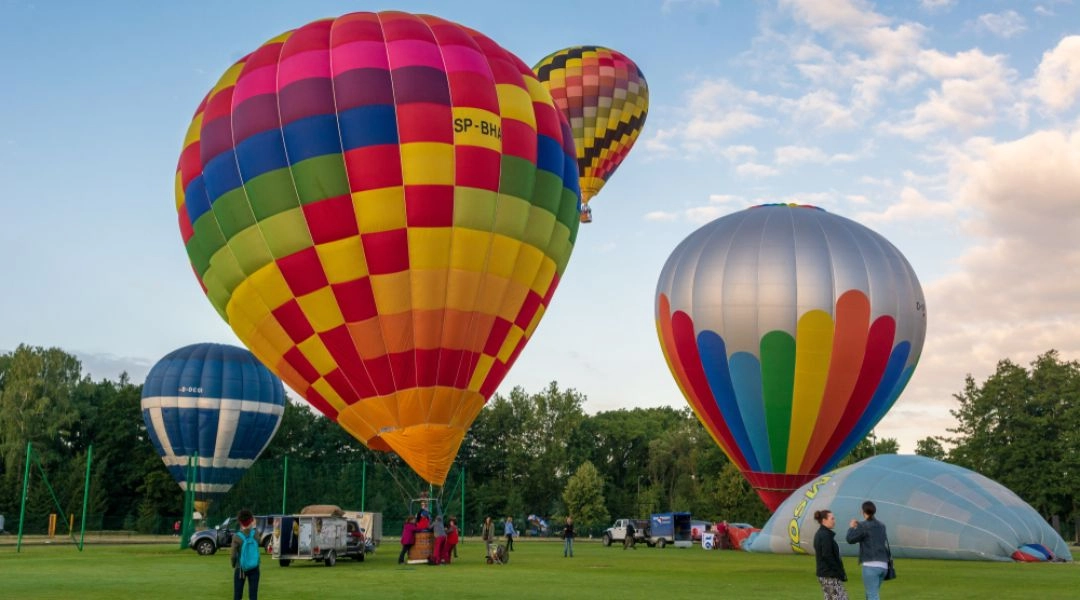 Kolorowe balony podczas Wawerskiej Fiesty Balonowej na Plaży Romantycznej w Warszawie.