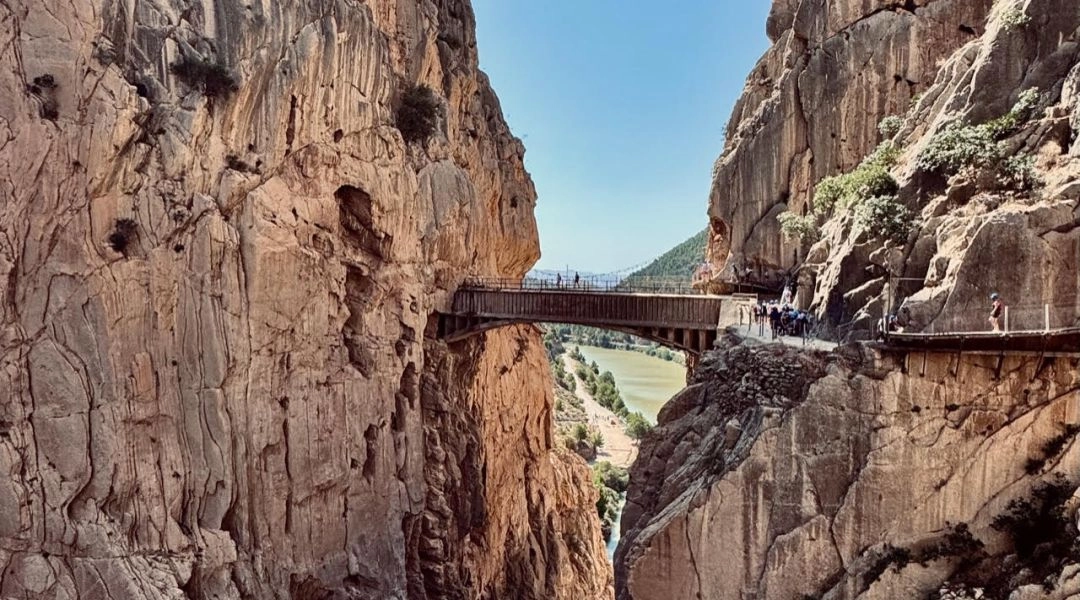 Kładki szlaku Caminito del Rey poprowadzone między stromymi skalnymi ścianami kanionu