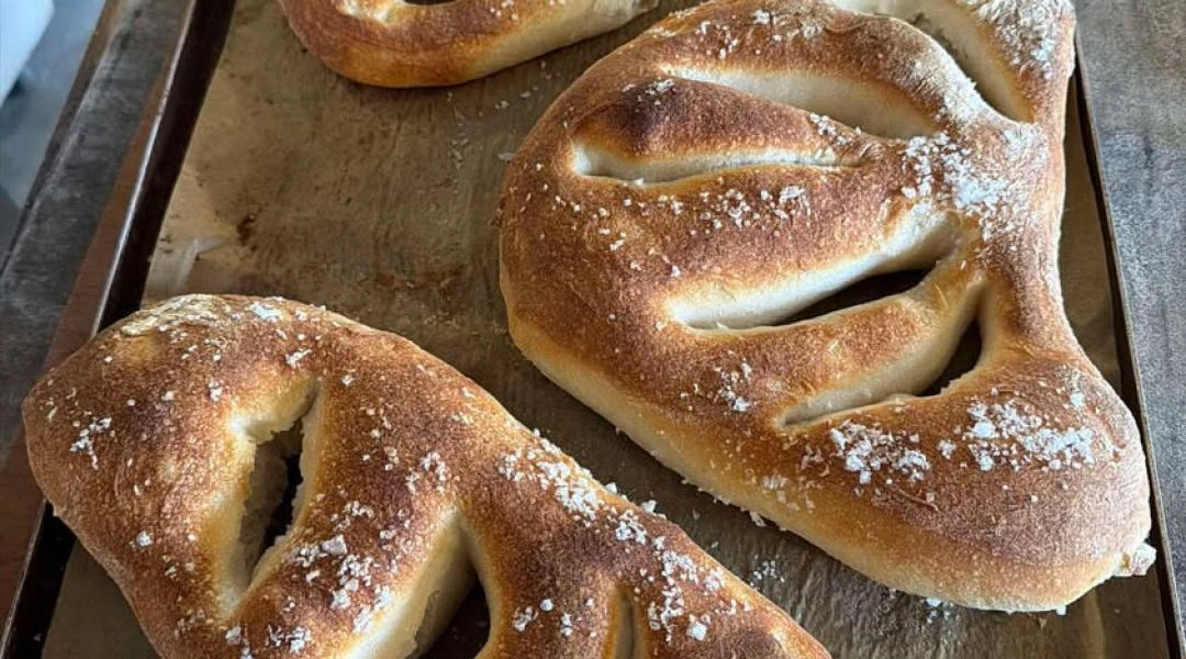Prowansalski chleb fougasse posypany płatkami soli Maldon