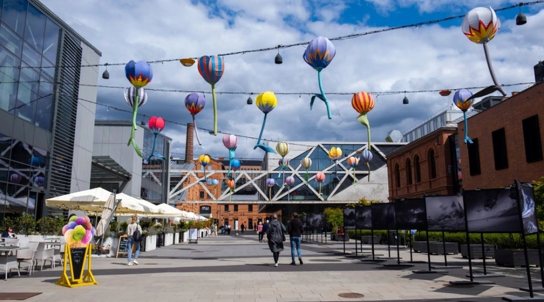 Centrum Praskie Koneser w Warszawie podczas wiosennego weekendu i miejskich wydarzeń.